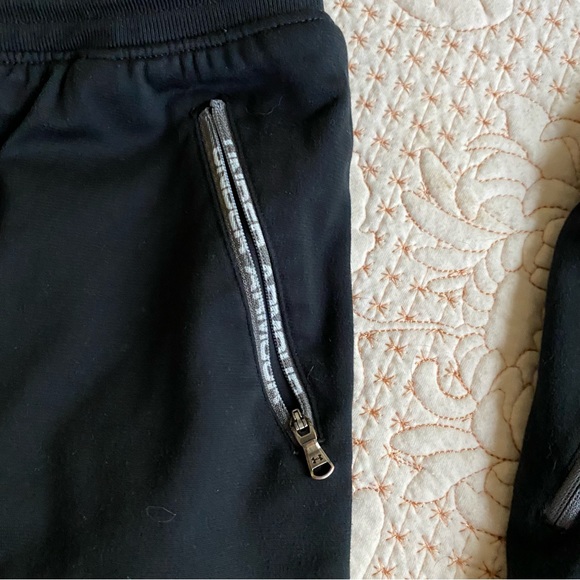 Youth UNDER ARMOUR athletic pants. Flawless. Size youth M - Picture 4 of 6